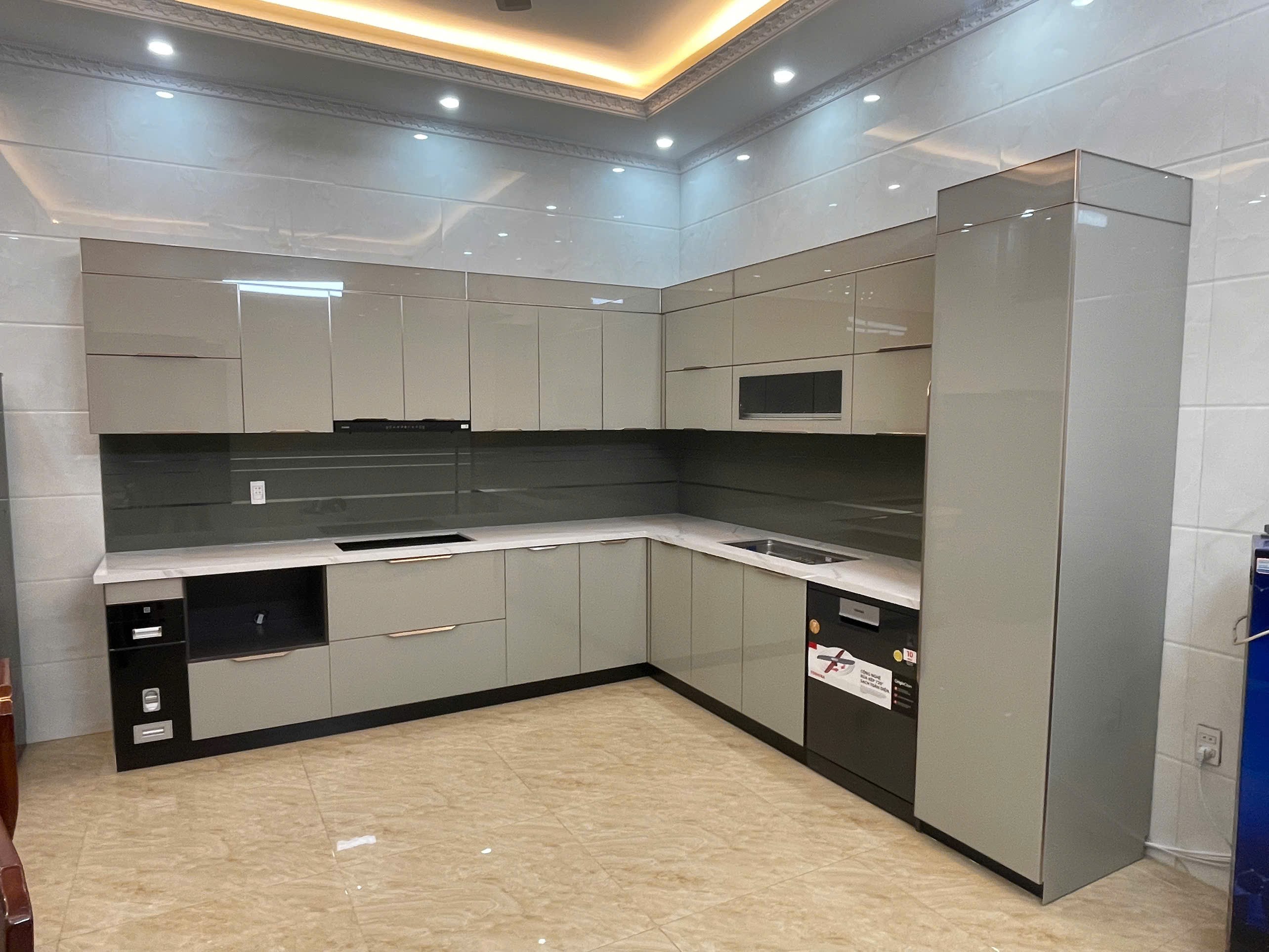 Tủ Bếp Chữ L Laminate Xám Bạc Tối Giản