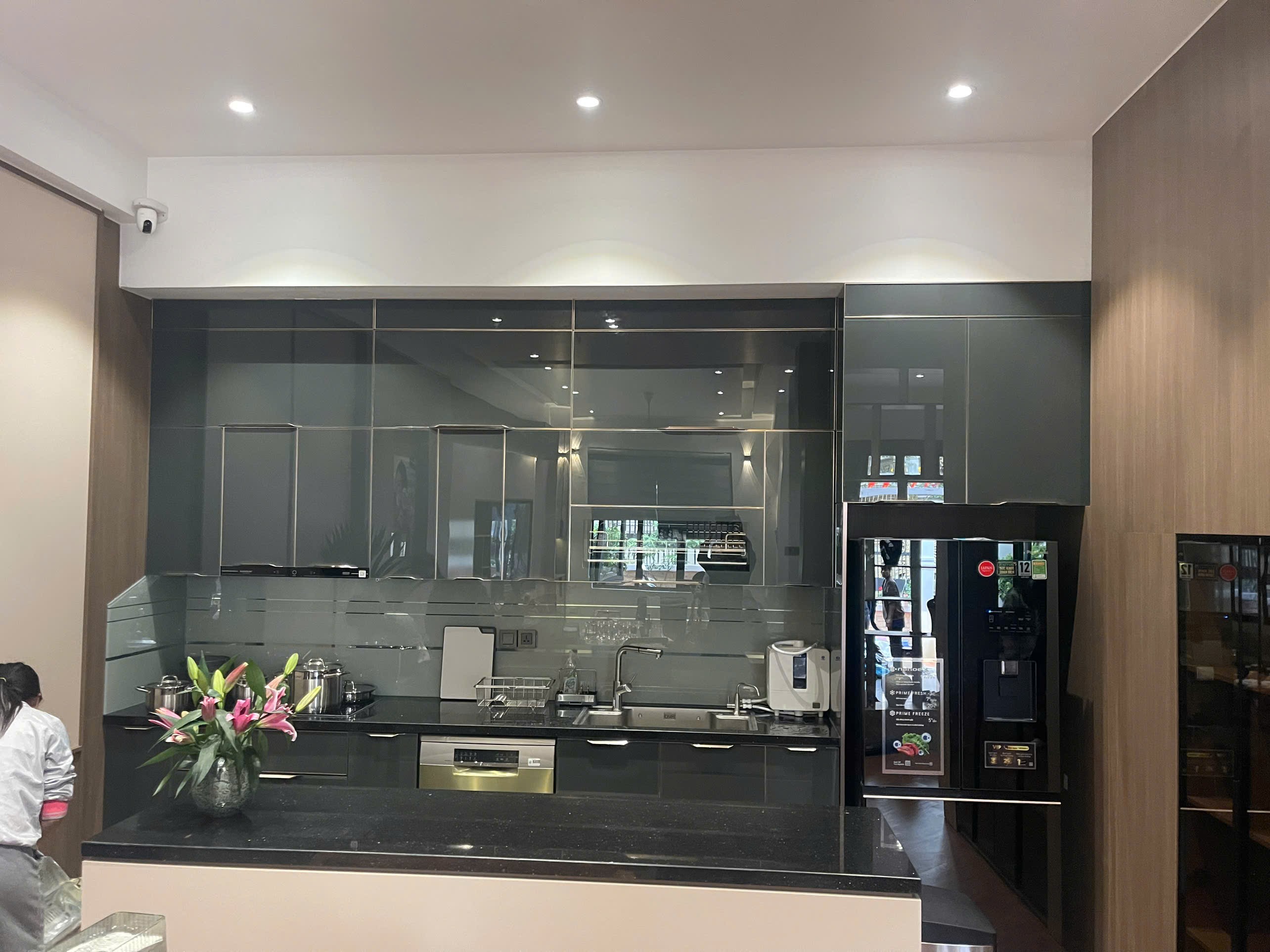 Tủ Bếp Chữ I Inox Cánh Kính Xám Đậm Hiện Đại