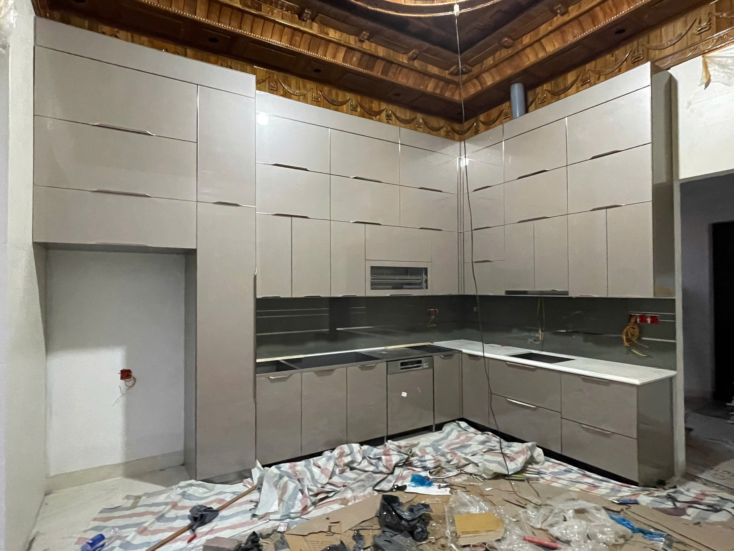 Tủ Bếp Chữ U Inox Cánh Kính Sage Tối Giản