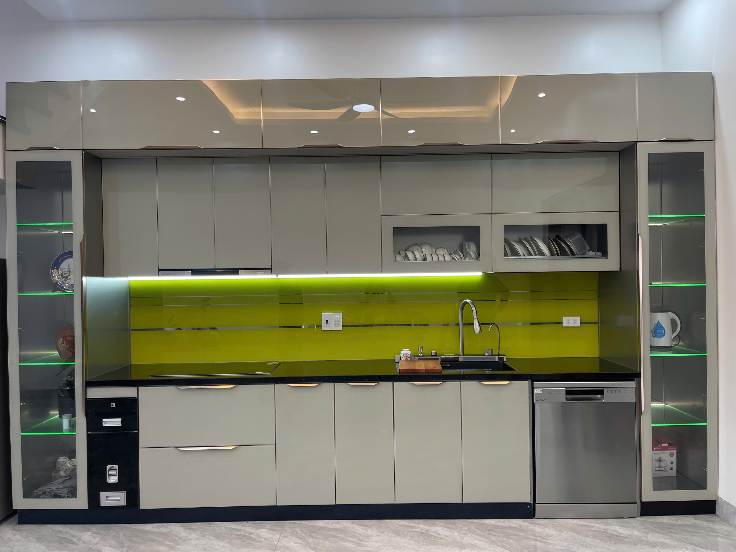 Tủ Bếp Chữ L Inox Cánh Kính Trắng Vàng Tươi Sáng