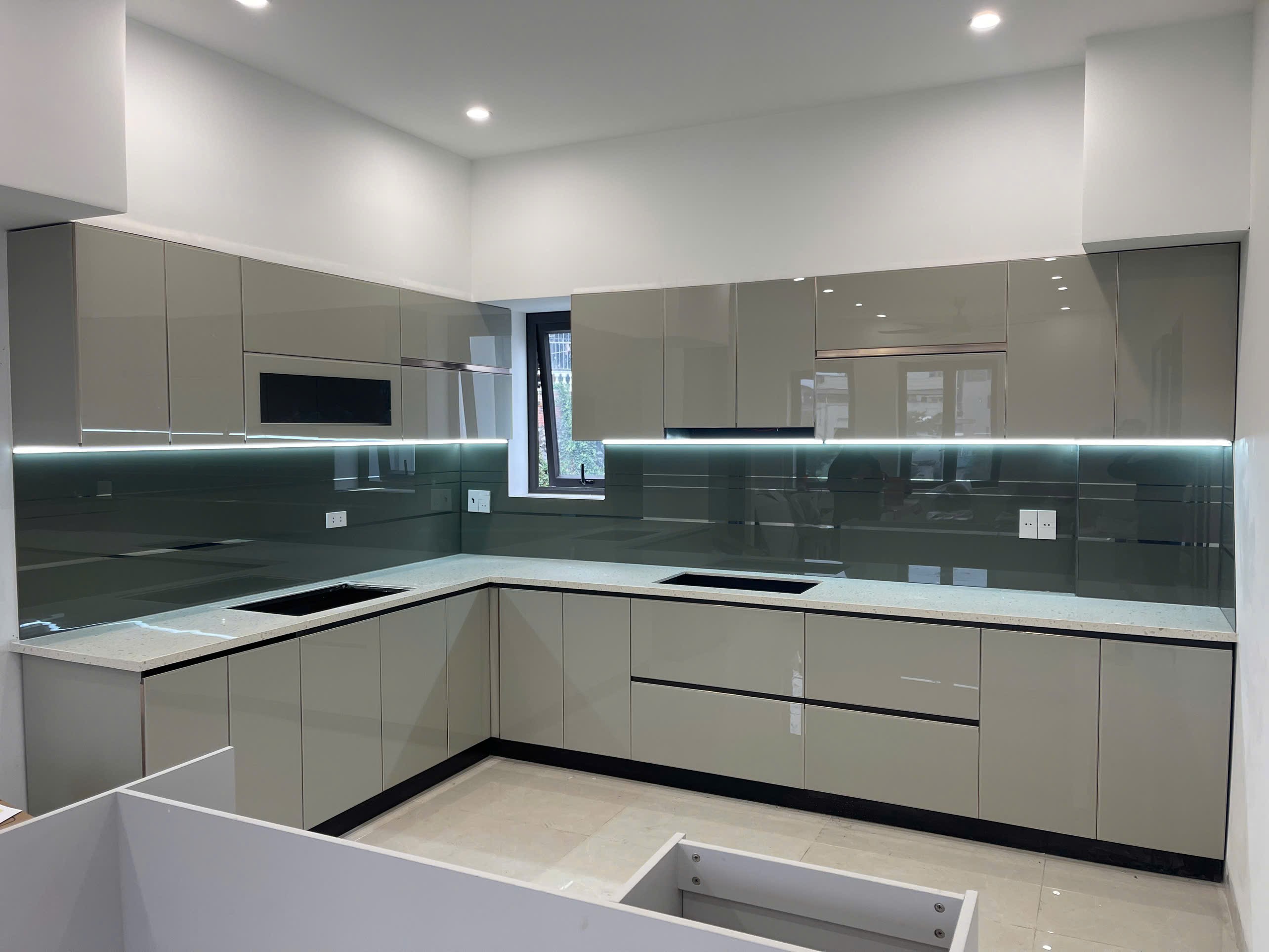 Tủ Bếp Chữ U Inox Cánh Kính Sage Tối Giản