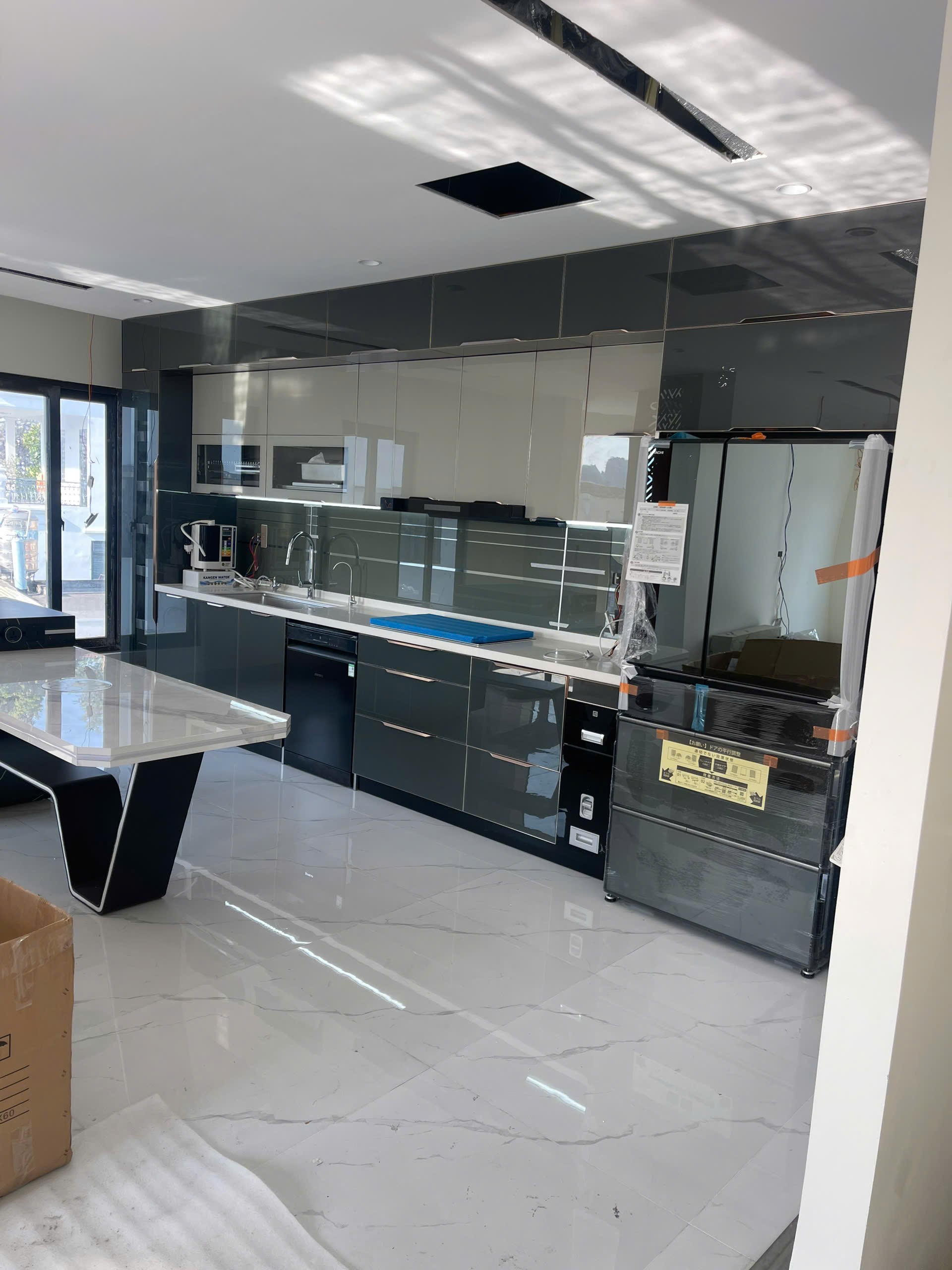 Tủ Bếp Chữ I Inox Cánh Kính Xám Đậm Hiện Đại
