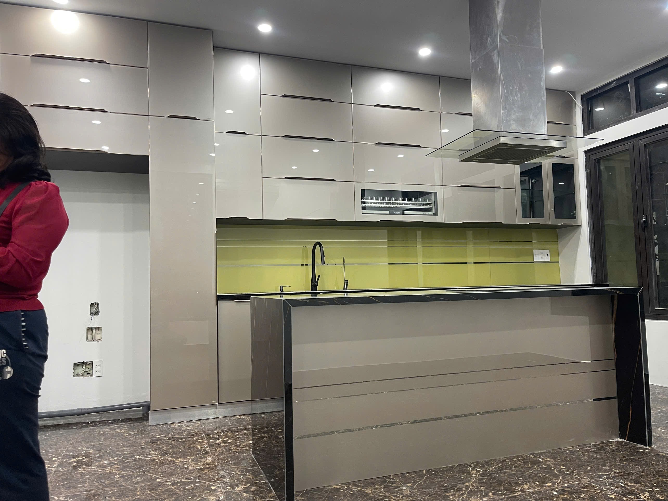Tủ Bếp Chữ U Đảo Đen Trắng Hai Tone